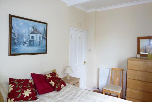 um quarto com uma cama e uma fotografia na parede em Skene Terrace Apartments em Aberdeen