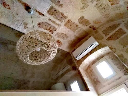 lampadario pendente appeso al soffitto di una camera di CasAntonia - Locazione Turistica a Polignano a Mare