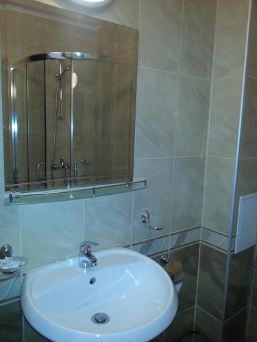 ein Badezimmer mit Waschbecken und Spiegel in der Unterkunft Maverick Hotel in Sonnenstrand