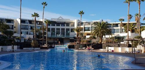 Bazén v ubytovaní Luxury Villa sea front Costa Teguise alebo v jeho blízkosti