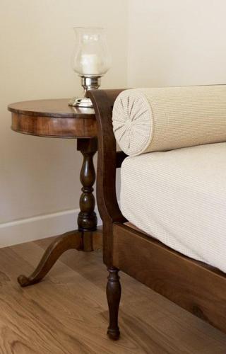 a wooden table with a lamp on top of a table at Hotel & Residenza 100 Torri in Ascoli Piceno