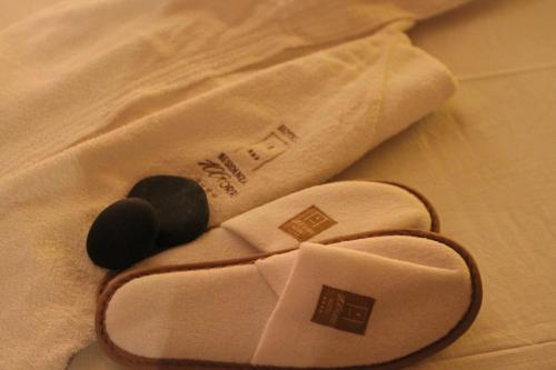 a pair of towels with a toothbrush and a spoon at Hotel & Residenza 100 Torri in Ascoli Piceno