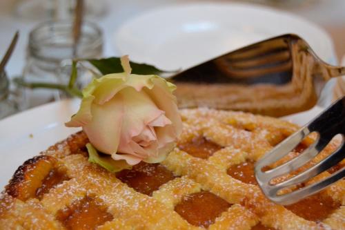 a rose on top of a waffle with a fork at Hotel & Residenza 100 Torri in Ascoli Piceno