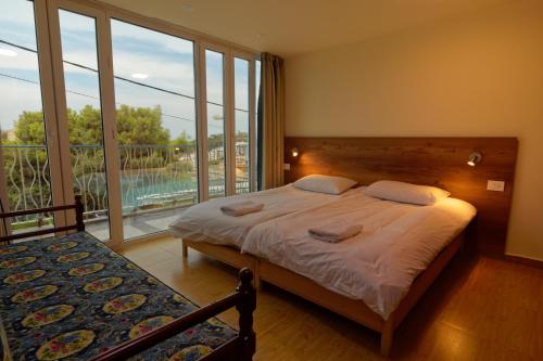 En eller flere senge i et værelse på Damask Rose, Lebanese Guest House