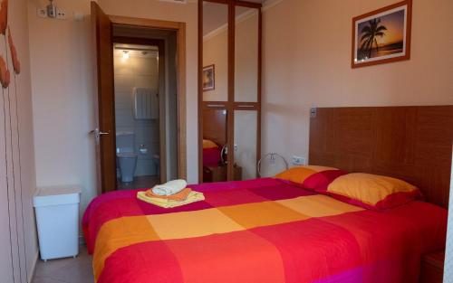 Formentera de SeguraにあるPiso Hacoのベッドルーム1室(カラフルな毛布付きのベッド1台付)