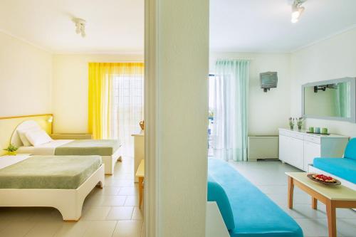 Postel nebo postele na pokoji v ubytování Xenios Port Marina Hotel