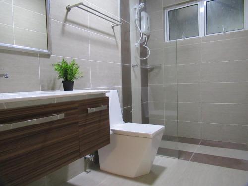 Peony Square Residences في مرتفعات كاميرون: حمام مع مرحاض ومغسلة ودش