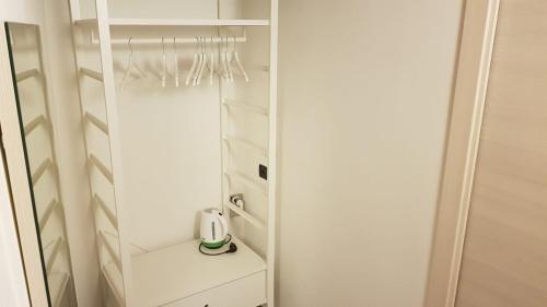 Un vestidor con paredes blancas y gabinetes blancos. en Vento di Grecale, en Riomaggiore