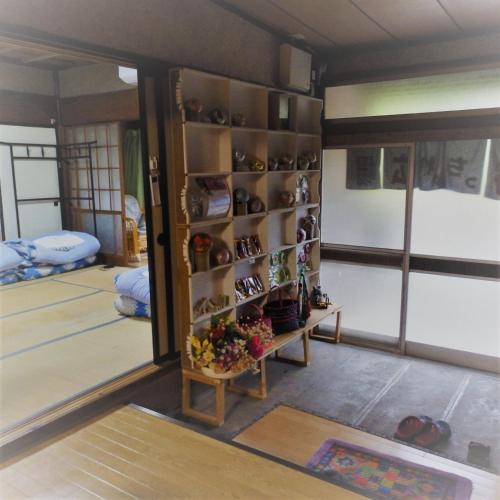 ein Zimmer mit einem Zimmer mit einem Zimmer mit einem Zimmer mit einer Sternwarte auf der Rückseite des Hotels, einer Stesteryasteryasteryasteryastery in der Unterkunft Minshuku Mariko / Vacation STAY 895 in Mochimune