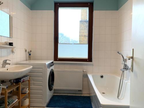 ein Badezimmer mit Waschbecken und Waschmaschine in der Unterkunft Hinterhaus Apartment No1 in Leipzig