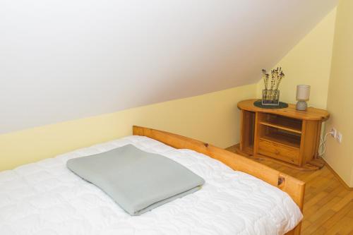 Postel nebo postele na pokoji v ubytování Apartma Smučka pod Roglo