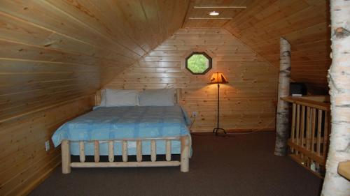 Llit o llits en una habitació de The Elms Waterfront Cottages