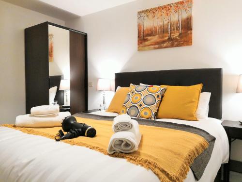 Un dormitorio con una cama con una máscara. en Comfy Birmingham City Center Apartment at Inge Street By HF Group, en Birmingham