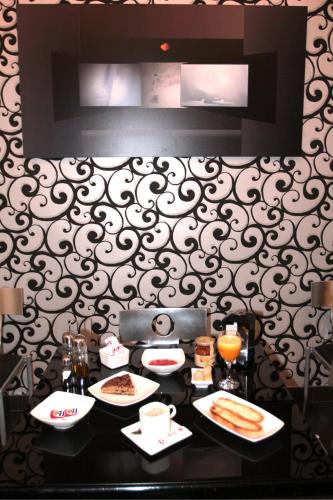 グラナダにあるホテル モリーノスの食べ物と飲み物の盛り合わせが付いたテーブル