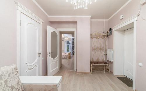 un pasillo con una habitación blanca con una lámpara de araña en Apartments Deribasovskaya, en Odessa