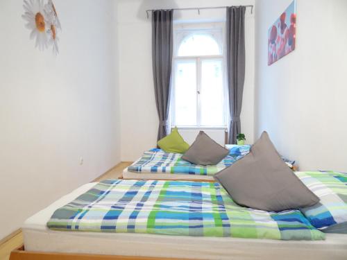 Posteľ alebo postele v izbe v ubytovaní Greengary Budapest apartments