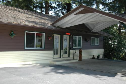 a house with an awning over the front door at Park Motel and Cabins in Florence