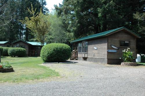 a small building with a sign on it in a yard at Park Motel and Cabins in Florence