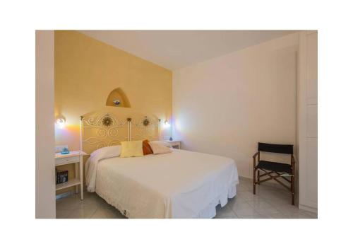 Casa Palomba 41 في مينوري: غرفة نوم بسرير ومكتب وكرسي