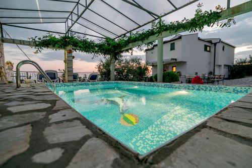 - une piscine dans un bâtiment avec piscine dans l'établissement Zen Luxury Villa, à Sveti Stefan