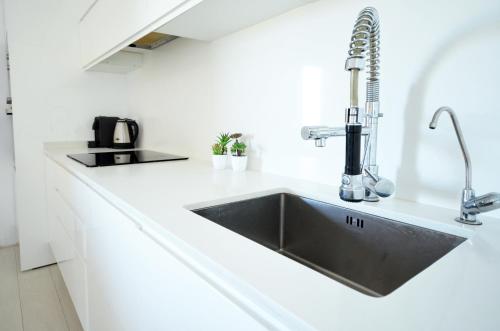 una cocina con fregadero en una encimera blanca en Modern Apartment in Valencia, en Valencia