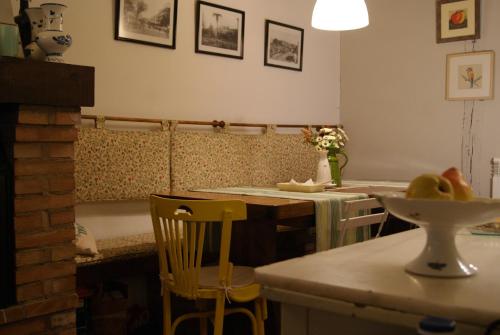 a dining room with a table and a chair at Peregrinando, pensión con encanto in Navarrete
