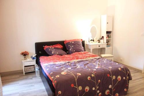 una camera con letto e tavolo con specchio di Cosy 74m2 apartment close to Paris a Houilles
