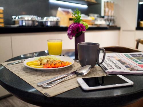 una mesa con un plato de comida y un vaso de jugo de naranja en Dominion Polanco, en Ciudad de México