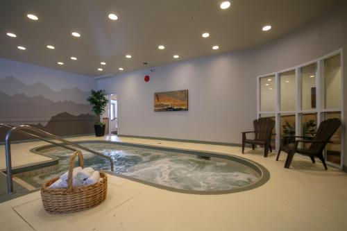 a jacuzzi tub in the middle of a room at Le Grand Lodge Mont Tremblant in Mont-Tremblant
