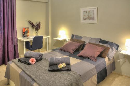 sypialnia z łóżkiem z 2 poduszkami w obiekcie APARTAMENTO MURILLO EN EL PRADO w Sewilli