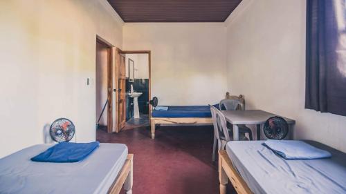 Ένα ή περισσότερα κρεβάτια σε δωμάτιο στο Badaboom Hostal & Surf