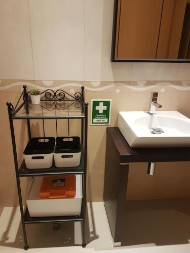 a bathroom with a sink and a shelf with three dishes at Quinta dos Lombos in Carcavelos