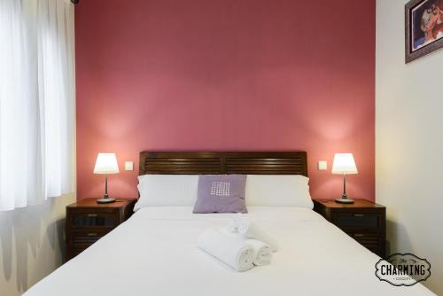 マドリードにあるCharming Retiroのベッドルーム(白い大型ベッド、ランプ2つ付)
