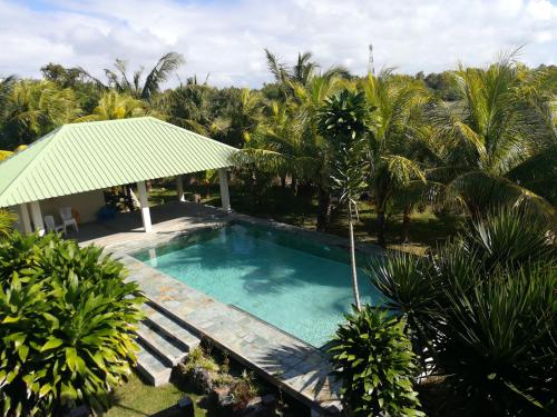 uma piscina com um gazebo e palmeiras em Horisun em Belle Mare