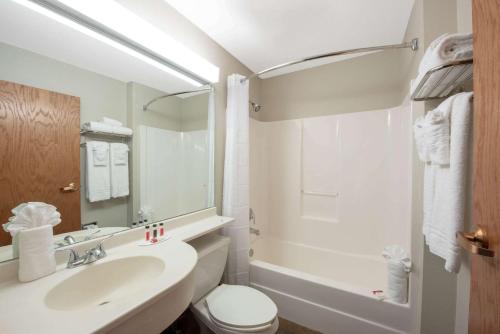 Un baño de Microtel Inn & Suites by Wyndham Springfield