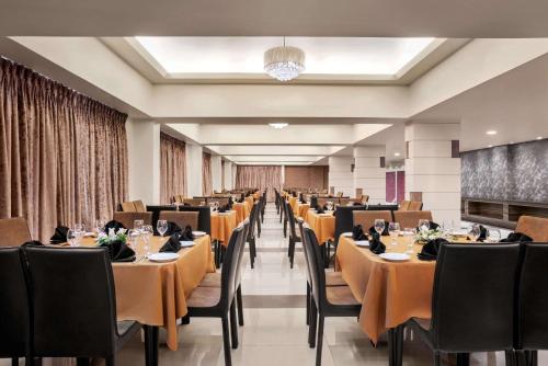 Ramada by Wyndham Karachi Creekにあるレストランまたは飲食店