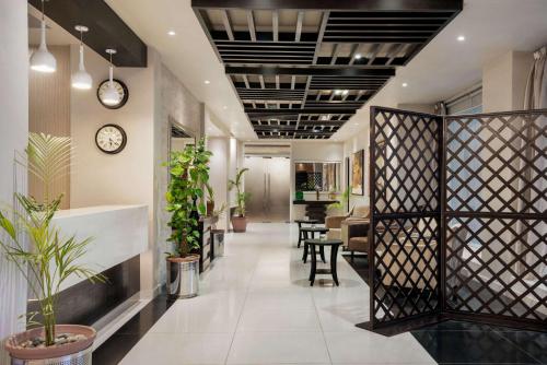 Ramada by Wyndham Karachi Creekにあるテレビまたはエンターテインメントセンター