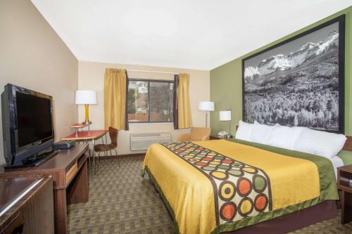 Una cama o camas en una habitación de Super 8 by Wyndham Kremmling