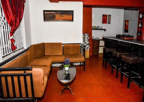Un lugar para sentarse en Ole Munyak-4 bed house on the hill