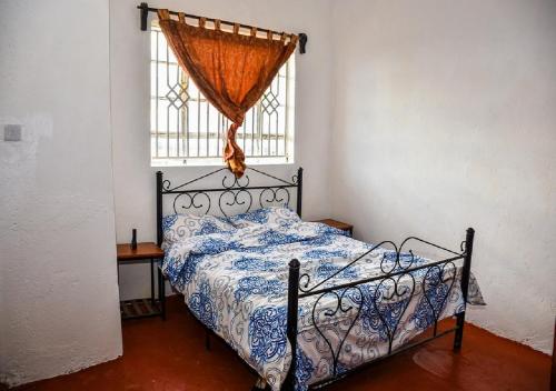 Un pat sau paturi într-o cameră la Ole Munyak-4 bed house on the hill
