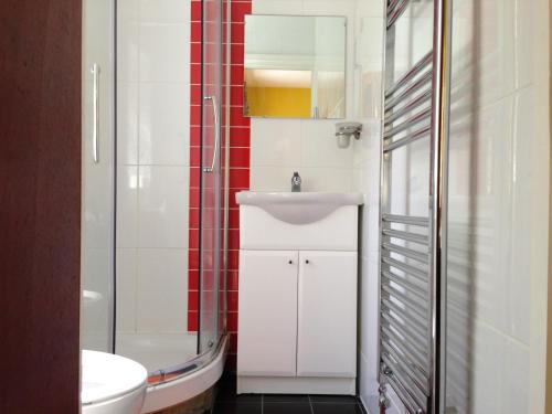 
a bathroom with a sink, toilet, and bathtub at Acton Town Hotel in London
