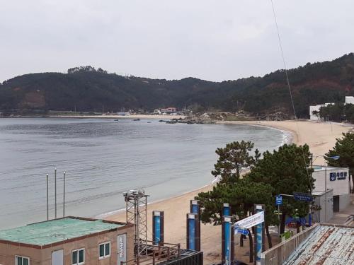 a view of a beach with a building and the ocean at Residence Hotel Blue Ocean View in Ulsan