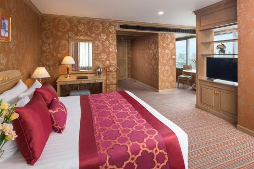 سرير أو أسرّة في غرفة في Prince Palace Hotel - SHA Extra Plus