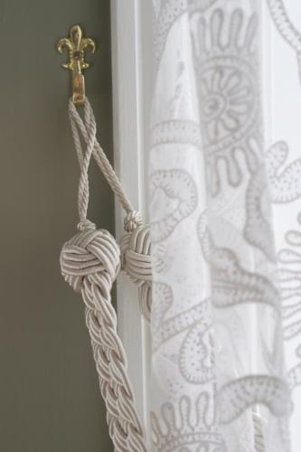 a rope tied to a window with a curtain at Seljord Hotel - Unike Hoteller in Seljord