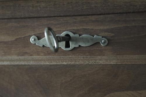 a metal door handle on a wooden table at Seljord Hotel - Unike Hoteller in Seljord