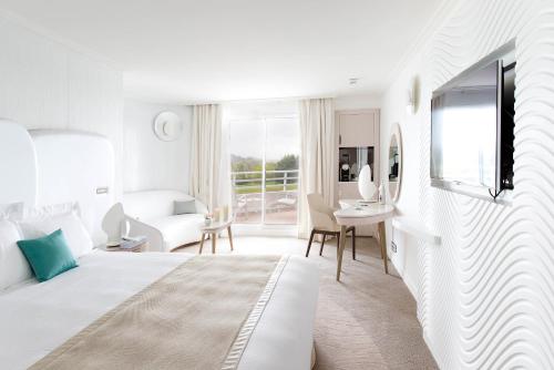 Postel nebo postele na pokoji v ubytování Miramar La Cigale Hotel Thalasso & Spa