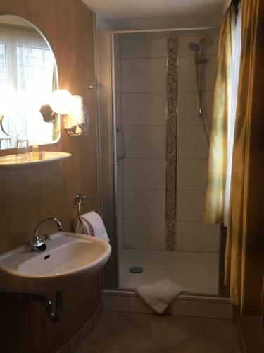 a bathroom with a sink and a shower at Feste Neustadt in Bergneustadt