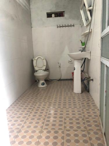 a bathroom with a toilet and a sink at Ba Be Lake View Homestay in An Ma