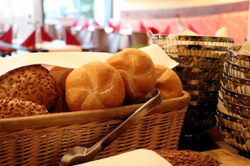 a basket filled with bread on top of a table at Hotel Öhlknechthof in Horn