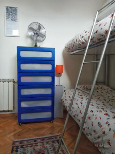 マドリードにあるHabitacion Privada Paseo Del Arteのベッドルーム(二段ベッド1組、青いドレッサー付)